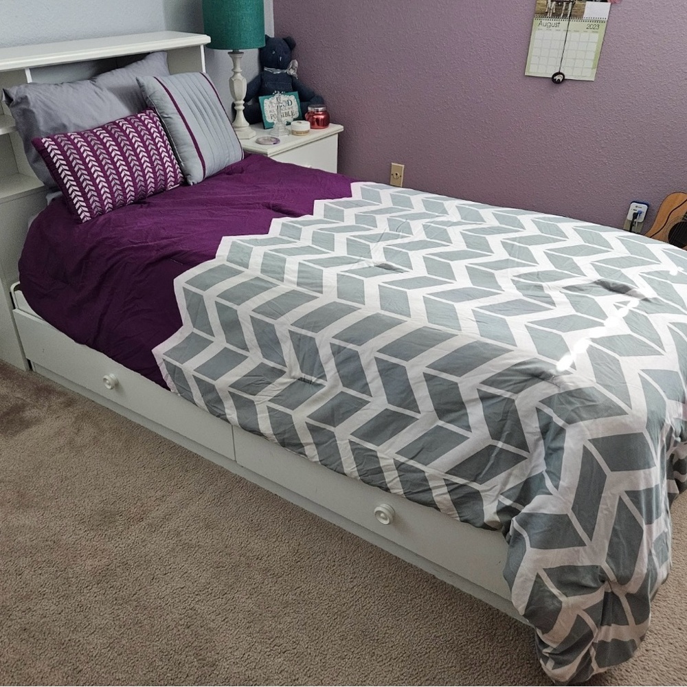 Purple and Gray Geometric Bedding Set